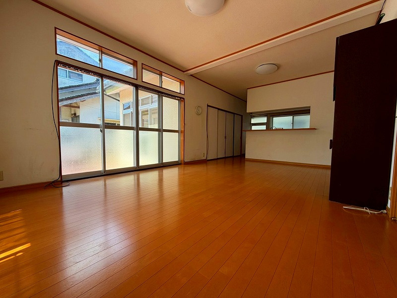 米子市富益町中古戸建の居間・リビング|リビングもとても広々としており、大型家具の配置も自由自在です♪
またゲストも招きやすいです〇