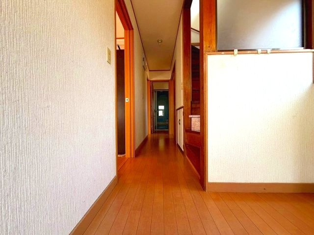 米子市富益町中古戸建の内装|ホールになります。
階段下収納もございます〇