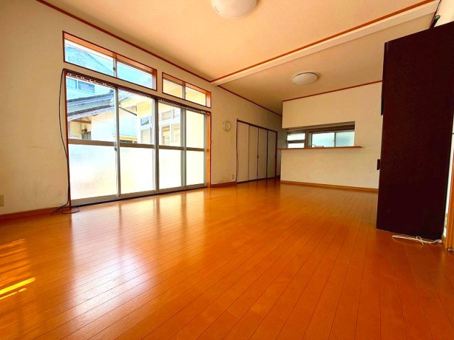 米子市富益町中古戸建の居間・リビング|リビングもとても広々としており、大型家具の配置も自由自在です♪
またゲストも招きやすいです〇