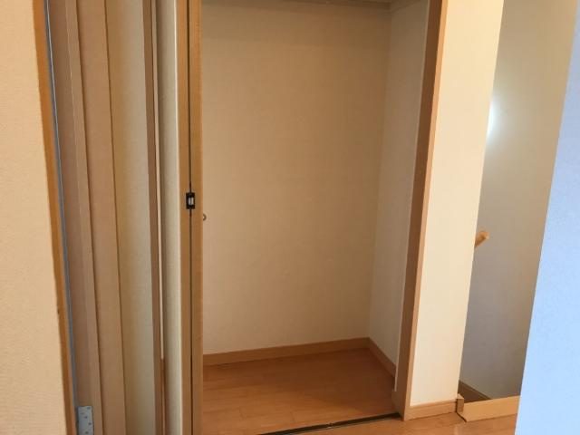 メゾンアシューレの収納|階段横