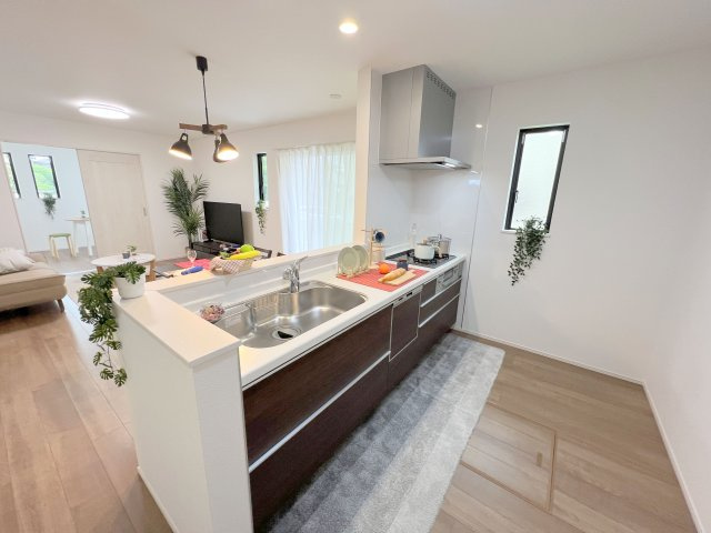 羽村市川崎2丁目　新築戸建全1棟のキッチン|料理をしながらでもご家族との会話を楽しめる対面キッチン