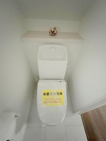羽村市川崎2丁目　新築戸建全1棟のトイレ|1階トイレには快適な温水洗浄便座付