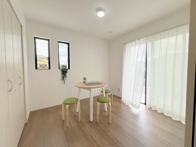 羽村市川崎2丁目　新築戸建全1棟の居間・リビング|【洋室1】1階5.25帖の洋室