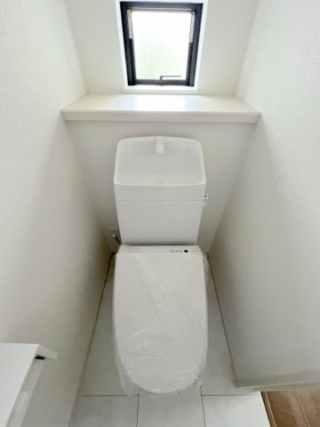 羽村市川崎2丁目　新築戸建全1棟のトイレ|2階トイレには快適な温水洗浄便座付