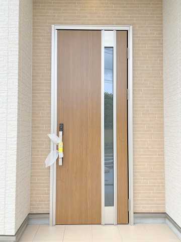羽村市川崎2丁目　新築戸建全1棟の玄関|重厚感のある玄関ドア