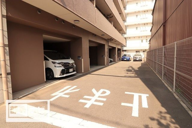 アルファライフ本通りの駐車場