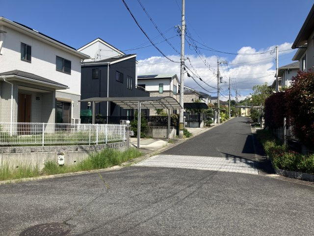 大阪府和泉市みずき台2丁目18-7の前面道路含む現地写真