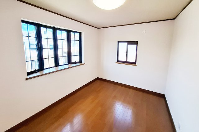 堺市西区菱木の洋室|洋室3：南西向きの大きな出窓があり日当たり良好。