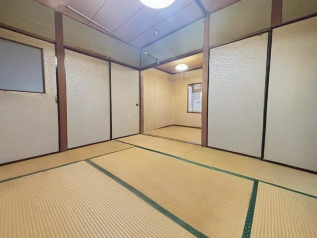 松原市天美南2丁目の和室|隣室とつながる和室で、扉を開ければ広く使える間取りです。家族の生活スタイルに合わせて使い分けできます