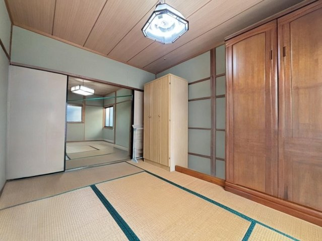 松原市天美南2丁目の和室|収納家具も置きやすいゆとりある和室です。寝室や荷物置き、趣味部屋など多目的に活用できます◎