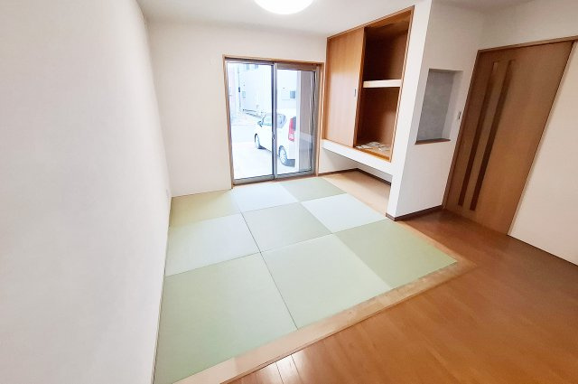 堺市中区土塔町の内装|タタミコーナー：窓に面しており日当り良好。