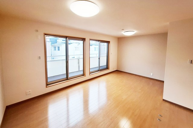 堺市中区土塔町の洋室|洋室1：バルコニーに面したお部屋です。約11.2帖の広々とした空間。