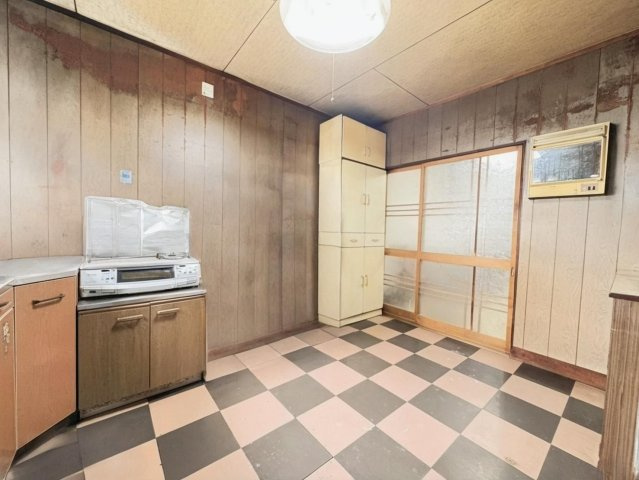 平野区加美北1丁目のキッチン|昔ながらの広々キッチン。ダイニングスペースとしても使える広さがあり、リフォームベースとしても魅力的な