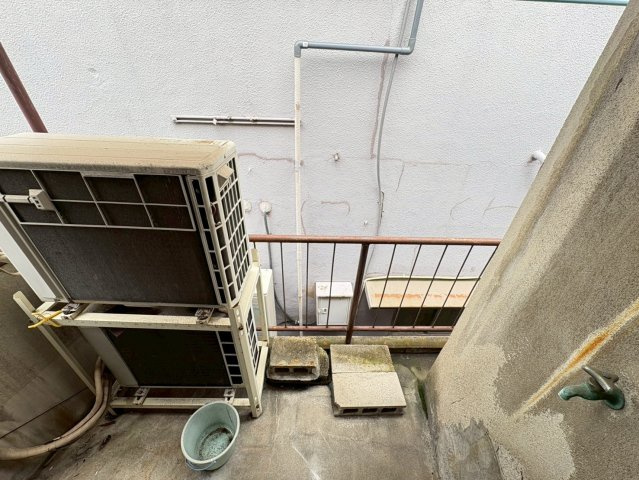 平野区加美北1丁目のバルコニー|ちょっとした物干しや室外機置場として活用できます◎