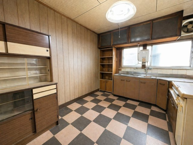 平野区加美北1丁目のキッチン|作業スペースがしっかり確保された広めのキッチン。収納も豊富で、料理や家事がしやすい間取りです。