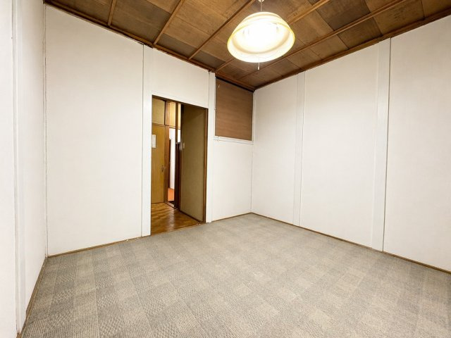 平野区加美北1丁目の寝室|天井の木目と照明が印象的なお部屋。窓もあり、自然光を取り入れながら自分好みにアレンジできる空間です。