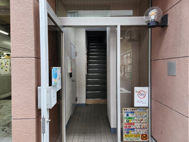 大坪ビルのエントランス