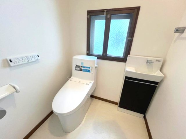 ライオンズマンション甲子園口二見町のトイレ|節水型でエコなトイレには、今では当たり前のウォシュレット付き。便座を温める機能もついていて、居心地良くてトイレから出られなくなるかも！換気用に換気扇はもちろん、窓も着いているので常に快適ですね
