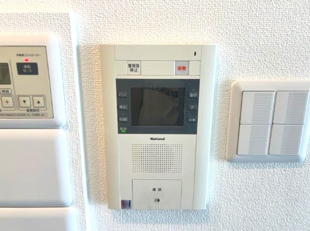 ライオンズマンション甲子園口二見町の防犯設備|来客者を確認できるＴＶモニタ付インターホン
