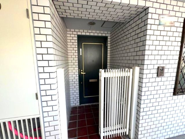 ライオンズマンション甲子園口二見町の玄関|プライバシー＆防犯面・独立性を高める玄関ポーチ付 

