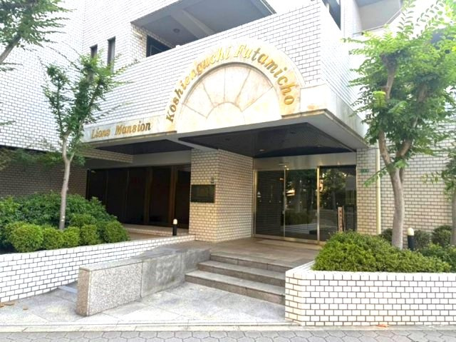 ライオンズマンション甲子園口二見町のエントランス|オートロック、ＴＶモニタ付きインターホンなど、セキュリティのしっかりした物件です。