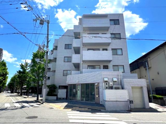 ライオンズマンション甲子園口二見町の外観|将来のお子様の通学も視野に入れると各方面アクセスがいい住居は日々の生活を助けてくれますね。