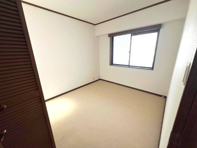 ライオンズマンション甲子園口二見町の洋室|明るい陽射しが射し込む心地良い空間です