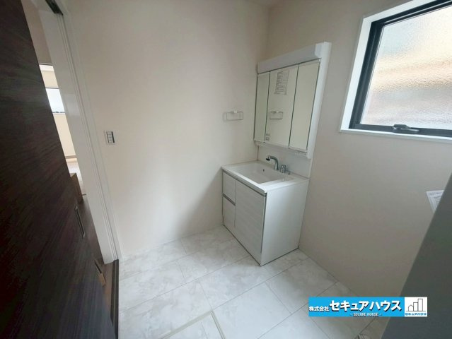 【完成】知多市日長台　全1棟の独立洗面台|【洗面台】
◆鏡の裏にはたっぷりと収納スペースを標準装備！
◆電源を付属しているのでドライヤーなど利用できます。　　　　　　　　　　　　　　　　　　　　　　　　　　　　　　　　　　　　　　　　　　　　