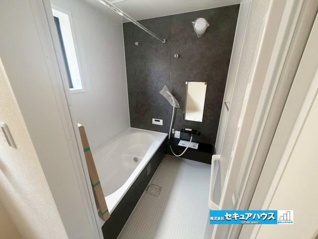 【完成】知多市日長台　全1棟の浴室|【浴室】
◆アクセントパネルで落ち着きのある雰囲気を演出します。毎日の疲れを癒やすバスタイムをお楽しみ下さい！
◆窓付きで、カビの繁殖を抑える効果があります。　　　　　　　　　　　　　　　　　　　　　
