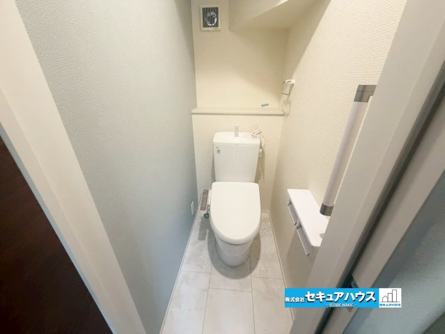 【完成】知多市日長台　全1棟のトイレ|【高機能トイレ】
◆高機能トイレの多くは便器のフタの開閉が自動であり、使用後に手動で水を流す面倒もなく非常に便利です。スタイリッシュな見た目で、お掃除しやすく、節水効果が高いです。　　　　　　　　　　