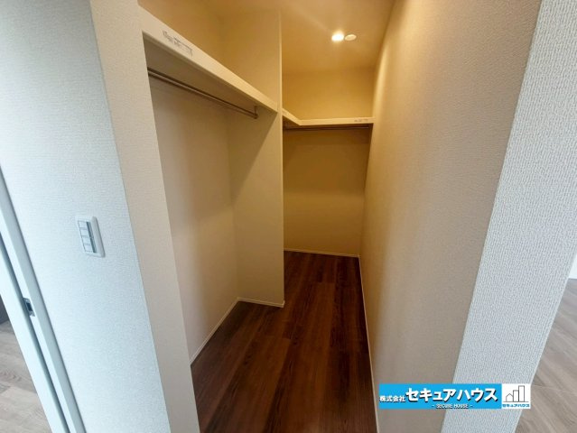 【完成】知多市日長台　全1棟の玄関|【２Ｆ洋室ウォークインクローゼット】
◆衣類だけでなくバッグやスーツケース、季節家電までまとめて収納可能。収納力が高く、お部屋をすっきりと保てるため、毎日の暮らしをより快適にしてくれます。　　　　　　