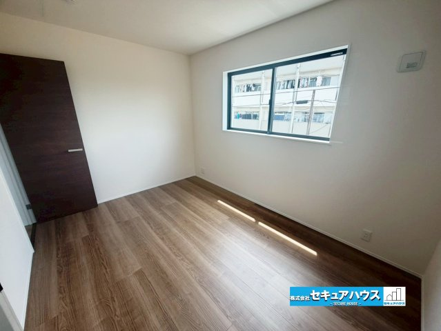 【完成】知多市日長台　全1棟の洋室|【２Ｆ洋室6帖】
◆家族一人ひとりの大切なプライベート空間。趣味に合わせて使って頂けるようシンプルに仕上げてあります。暮らし心地を大きく左右する収納を、適材適所に配置し使い勝手を考慮しました。　　　　