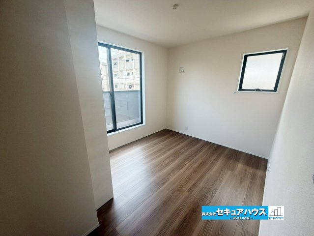 【完成】知多市日長台　全1棟の洋室|【２Ｆ洋室5.4帖】
◆約5.4帖の洋室は、ベッドやデスクを無理なく配置できる使い勝手の良い広さ。子ども部屋や書斎、寝室などライフスタイルに合わせて活用でき、クローゼット付きで収納にも便利な空間です。
