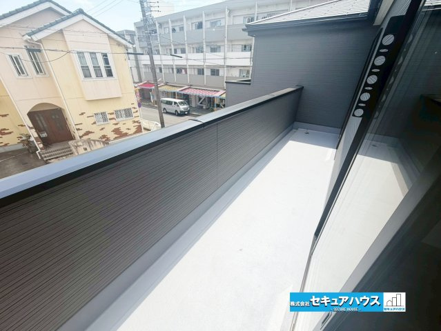 【完成】知多市日長台　全1棟のバルコニー|【バルコニー】
◆見晴らしもよく、太陽の温かな温もりをめいっぱい受け止めてくれます。
太陽の光と爽やかな風を受けたお洗濯物はあっという間に乾き、取りこむ時には太陽の匂いを感じられそうですね。　　　　　