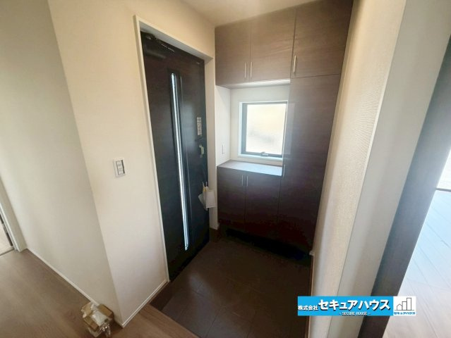 【完成】知多市日長台　全1棟の玄関|【玄関】
◆お家に出会う人々を迎える玄関だからこそ、広々清潔感あふれる空間にしたいものです。採光・通風にも配慮された設計で毎日明るい空間をキープします♪　　　　　　　　　　　　　　　　　　　　　　　　