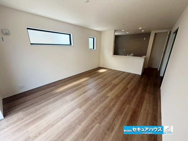 【完成】知多市日長台　全1棟の居間・リビング|【LDK】
◆通学から帰宅し、リビングルームで会話を楽しむ子ども達。リビングから臨む景色は太陽色に染まり、解放感溢れゆったりとしたひと時を過ごすことが出来る素敵な空間です。　　　　　　　　　　　　　　