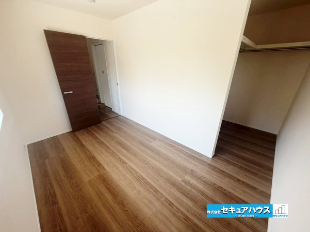 【完成】知多市日長台　全1棟の洋室|【１F洋室5帖】
◆広々とした居住空間は日々の暮らしを彩り、心のやすらぎと満足感を与えてくれます。通風と採光を考慮した設計は子供たちはのびのび育ち、家族でくつろぎと団らんを生み出します。