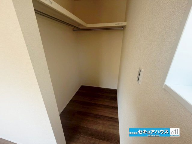 【完成】知多市日長台　全1棟の収納|【１Ｆ洋室ウォークインクローゼット】
◆収納力に優れた大型収納スペース。衣類はもちろん、季節用品や旅行バッグなどもまとめて収納でき、住まいをすっきりと保ちながら快適な暮らしをサポートします。　　　　　