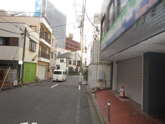 横浜市南区新川町５丁目の倉庫の周辺
