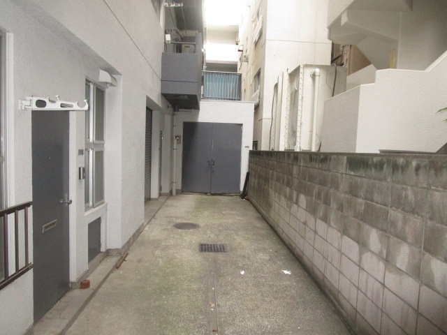 横浜市南区新川町５丁目の倉庫の外観