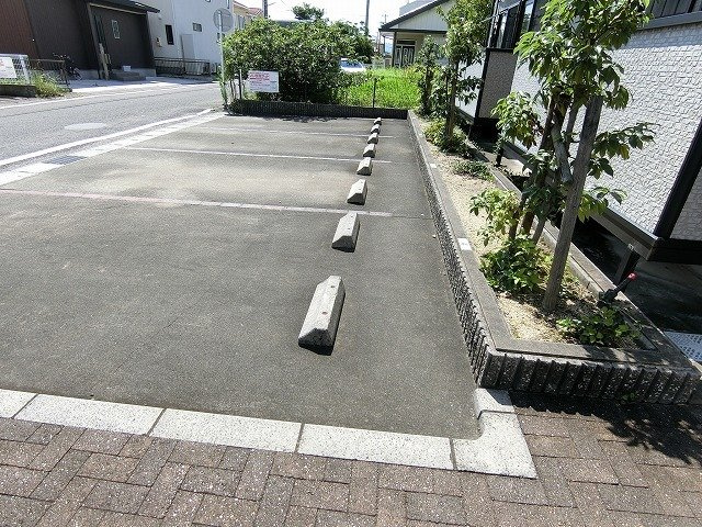 アヴニール川瀬の駐車場