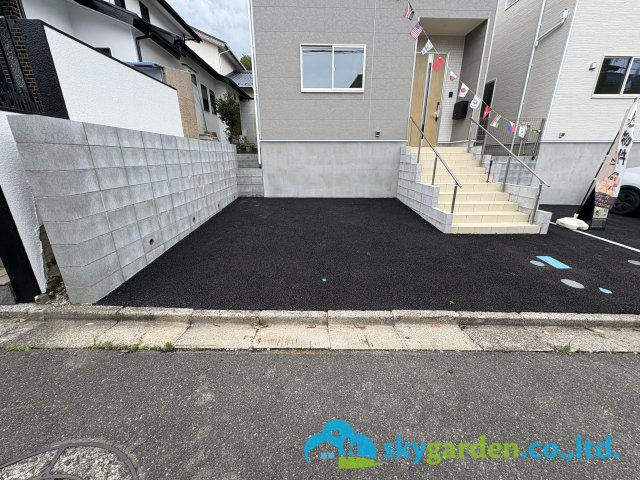 逗子市沼間第7　新築戸建　全２棟2号棟の駐車場|車種により並列２台駐車可能
