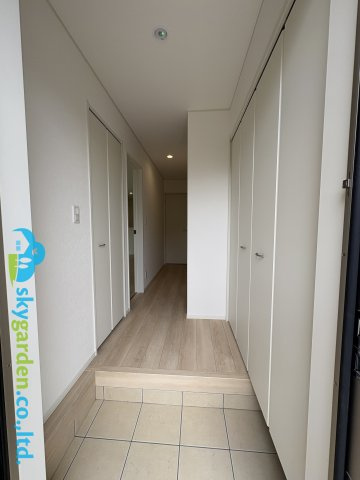 逗子市沼間第7　新築戸建　全２棟2号棟の玄関|収納もある玄関です