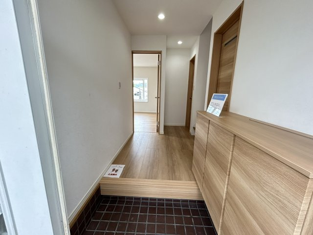 【玄関】 | 五月ケ丘中古戸建 | 落ち着いた玄関です