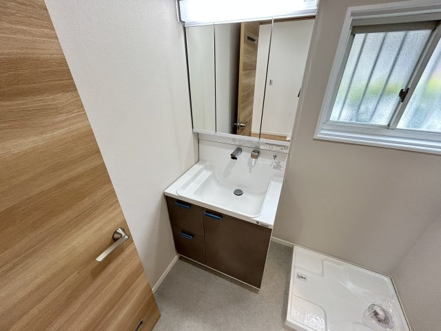 【独立洗面台】 | 五月ケ丘中古戸建 | 独立洗面台あり、毎朝おしゃれに忙しい女性の方におすすめです