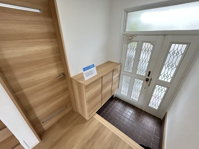【玄関】 | 五月ケ丘中古戸建 | 落ち着いた玄関です