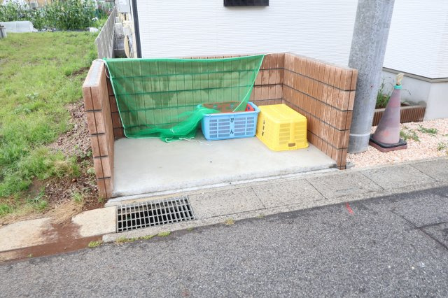 《仲介手数料無料》越谷市大字下間久里899-1新築一戸建てハートフルタウンのその他|ゴミ置場が南西の角に隣にあります。