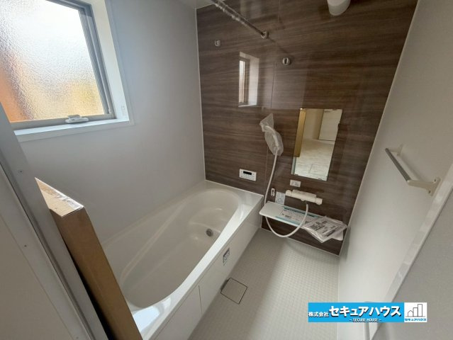 【完成】知多市日長台　全1棟の浴室|【浴室】
◆アクセントパネルで落ち着きのある雰囲気を演出します。毎日の疲れを癒やすバスタイムをお楽しみ下さい！
◆窓付きで、カビの繁殖を抑える効果があります。