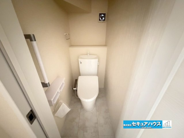 【完成】知多市日長台　全1棟のトイレ|【高機能トイレ】
◆高機能トイレの多くは便器のフタの開閉が自動であり、使用後に手動で水を流す面倒もなく非常に便利です。スタイリッシュな見た目で、お掃除しやすく、節水効果が高いです。
