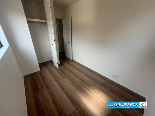 【完成】知多市日長台　全1棟の洋室|【洋室】
◆広々とした居住空間は日々の暮らしを彩り、心のやすらぎと満足感を与えてくれます。通風と採光を考慮した設計は子供たちはのびのび育ち、家族でくつろぎと団らんを生み出します。